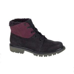 CAT Fret Fur Waterproof Ladies Casual Boots (Women's) Black/Wine Size 6 P309734